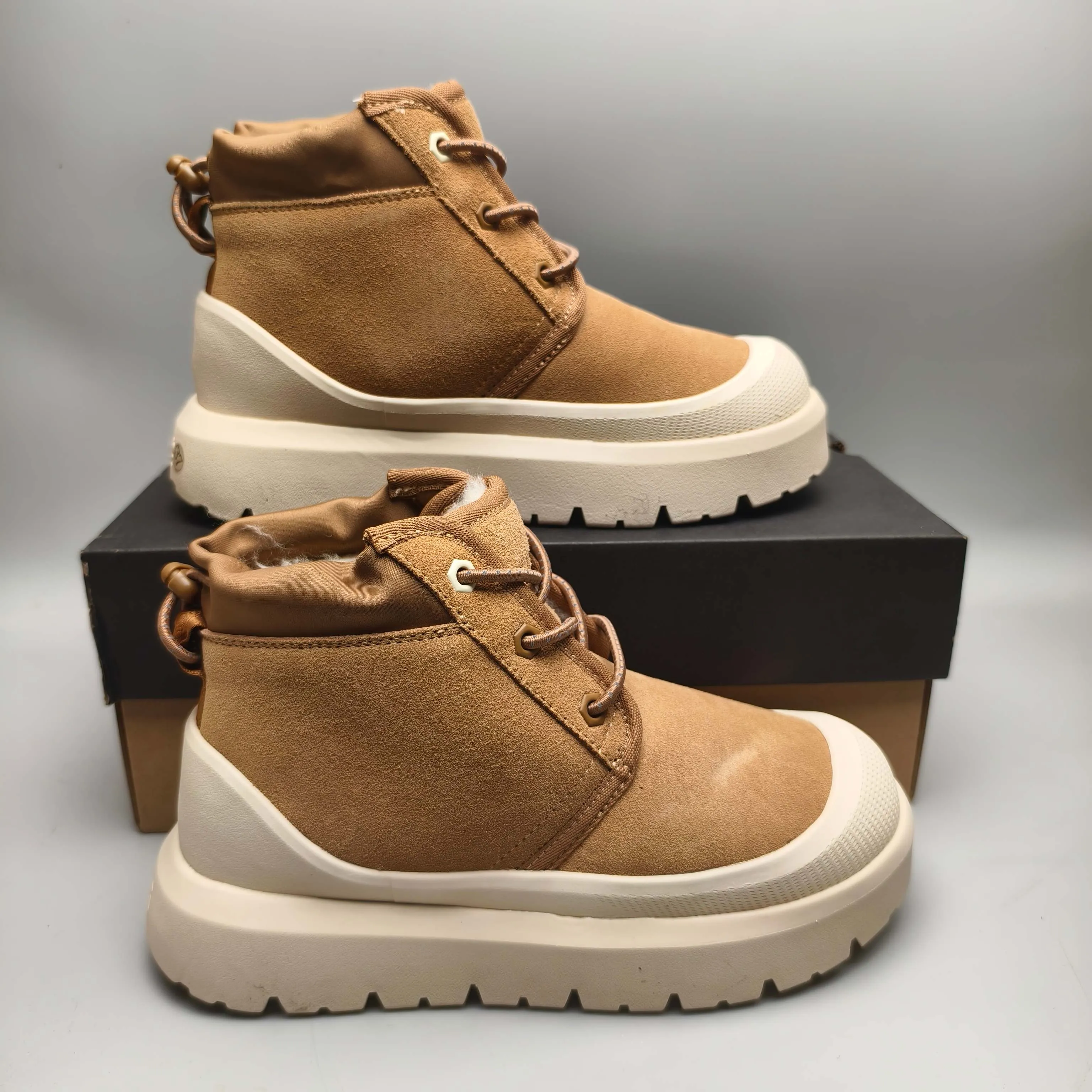 Couple model👫 💰560 UGG 3991 Tasman Weather Hybrid snow boots👢 Wang Yibo's same 👏 classic Tasman shoe model is added with a large orange sole, functional color contrast design, environmentally friendly waterproof and snowproof material, which is both fashionable and functional. At the same time, it is paired with the new UGG Keen furry color-blocking jacket. Bright orange and maroon collide to create a new light outdoor style and open up a new travel experience in early autumn! Using the best materials, the 17mm fur integrated surface is warmer and breathable, and the outsole is upgraded to a lightweight and wear-resistant light wing technology outsole!  Color: Black White Red Blue Light Gray Dark Gray Military Green Yellow Size: 35-46